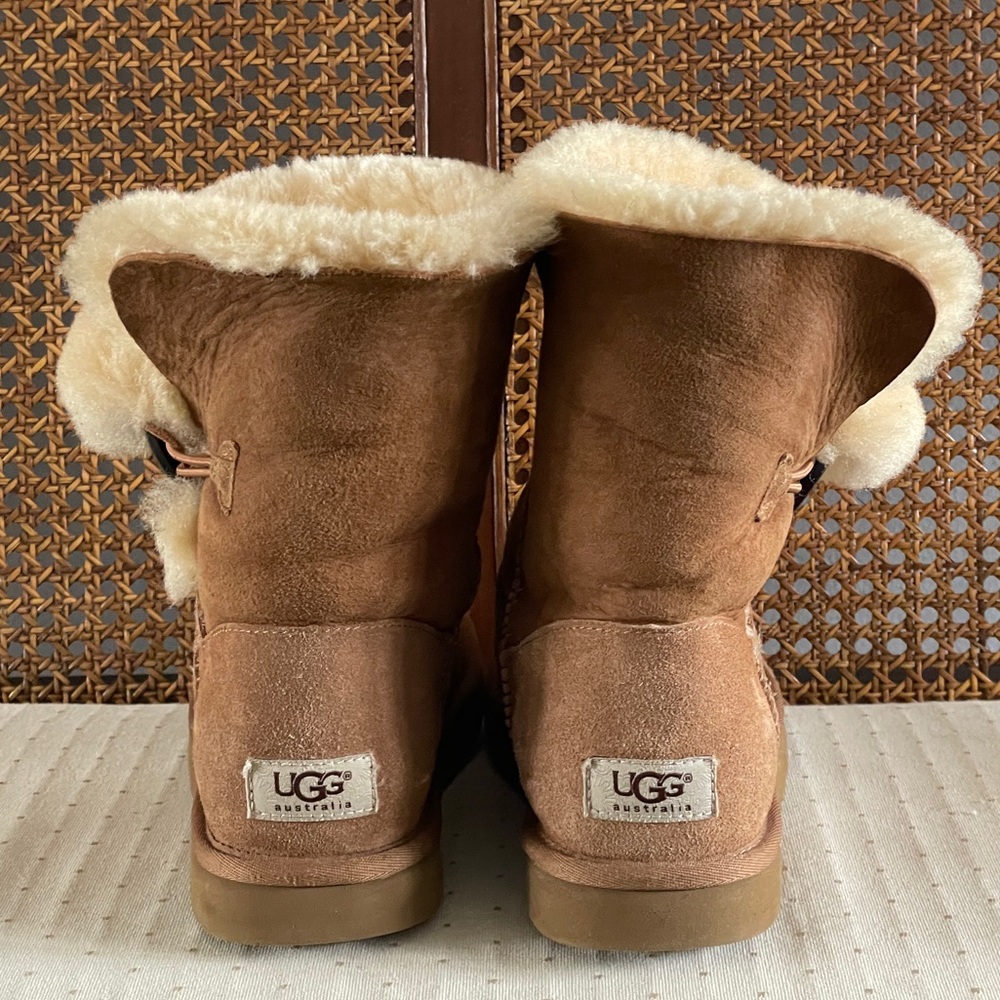 UGG Chestnut Tan Sheepskin Boots, Bailey Button, Size 8 Women’s - Picture 3 of 11